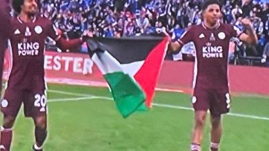 حمزة تشودري وويسلي فوفانا يرفعان علم فلسطين أثناء تتويج ليستر سيتي بكأس الاتحاد الإنجليزي