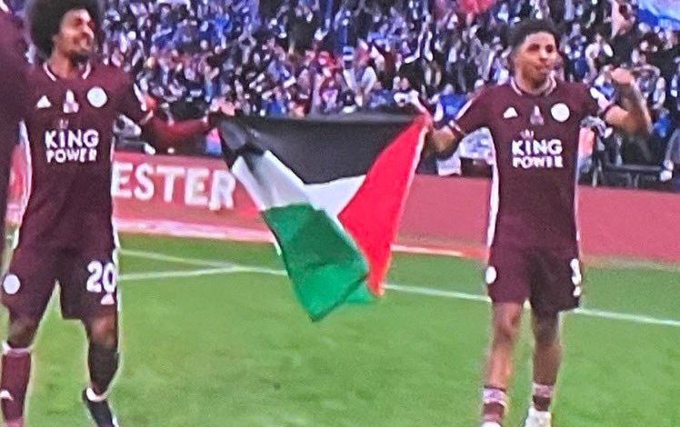 حمزة تشودري وويسلي فوفانا يرفعان علم فلسطين أثناء تتويج ليستر سيتي بكأس الاتحاد الإنجليزي