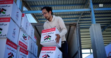 الجانب الفلسطينى يتسلم المساعدات المصرية لأهالى قطاع غزة
