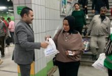 توزيع وجبات افطار على الركاب