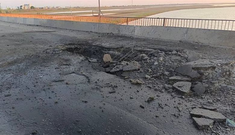 أوكرانيا تقصف جسرا يربط خيرسون بشبه جزيرة القرم