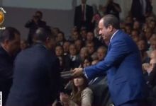 رئيس الوزراء يُهدى كتاب إنجازات 9 سنوات للرئيس السيسي